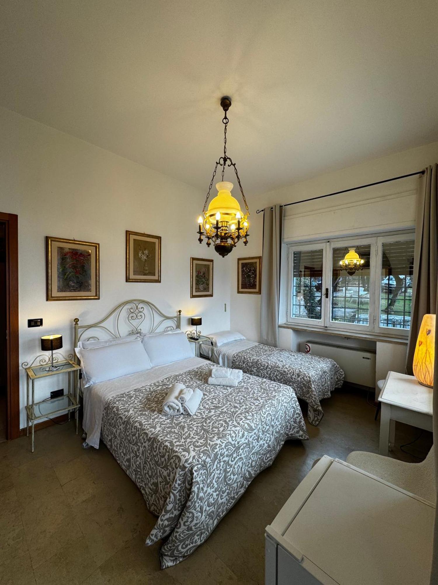 Wonderful Lake View Apartments With Pool With Breakfast Gardasee トッリ・デル・ベーナコ エクステリア 写真