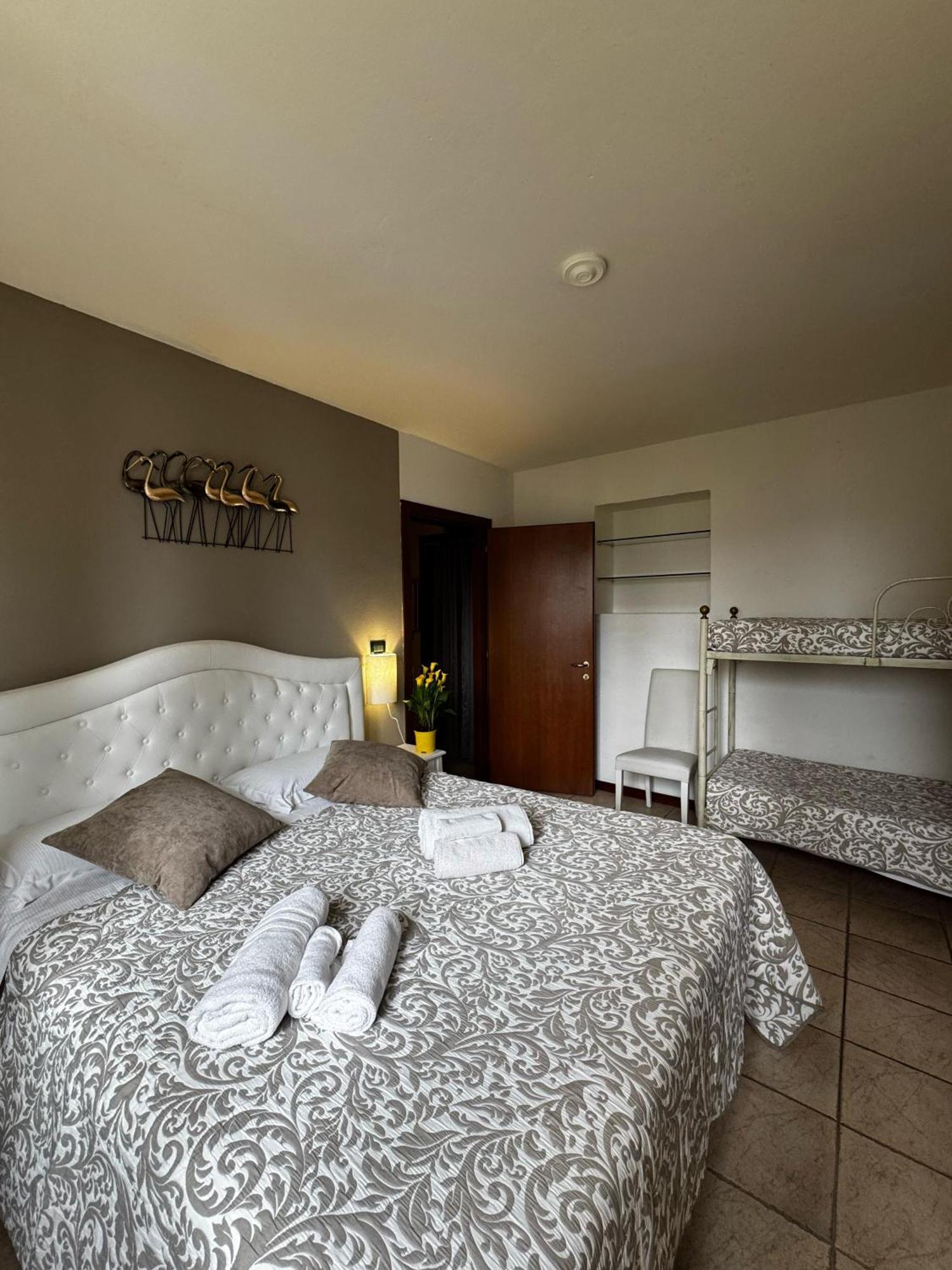 Wonderful Lake View Apartments With Pool With Breakfast Gardasee トッリ・デル・ベーナコ エクステリア 写真