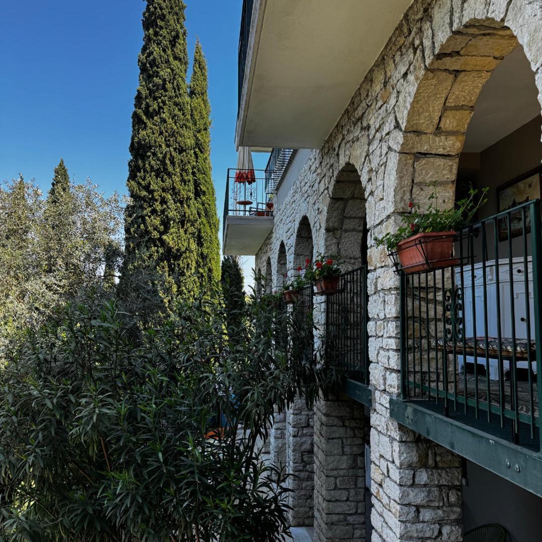 Wonderful Lake View Apartments With Pool With Breakfast Gardasee トッリ・デル・ベーナコ エクステリア 写真